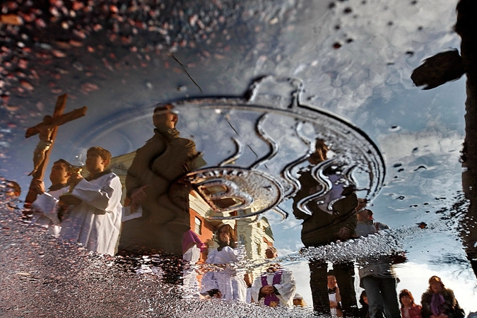 Католики Москвы провели традиционное великопостное богослужение - Крестный путь - вокруг Кафедрального собора Непорочного зачатия Девы Марии, расположенного на Малой Грузинской улице. 27.03.2010