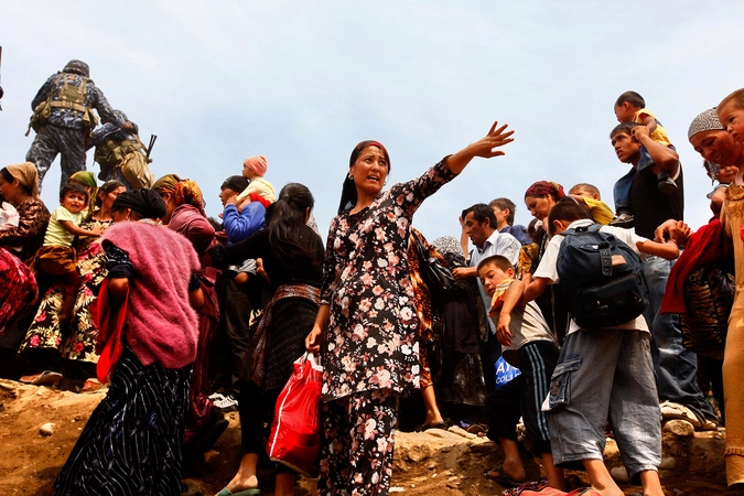 Беженцы из города Ош массово переходят границу с Узбекистаном в нескольких километрах от города. 12.06.2010