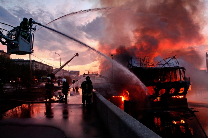 Тушение пожара в плавучем ресторане "Мама Зоя" на Фрунзенской набережной. 08.07.2010