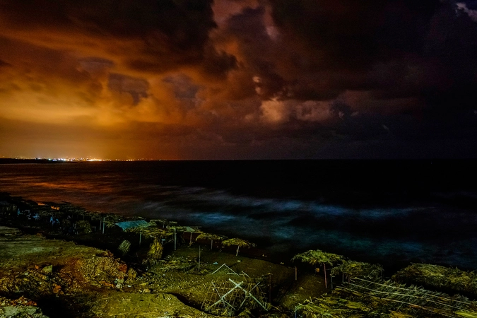 Пляж на побережье Средиземного моря и огни города Латакия. 22.09.2013