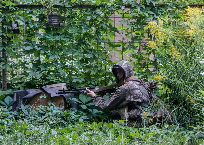 Боец ополчения во время операции в аэропорту Донецка.