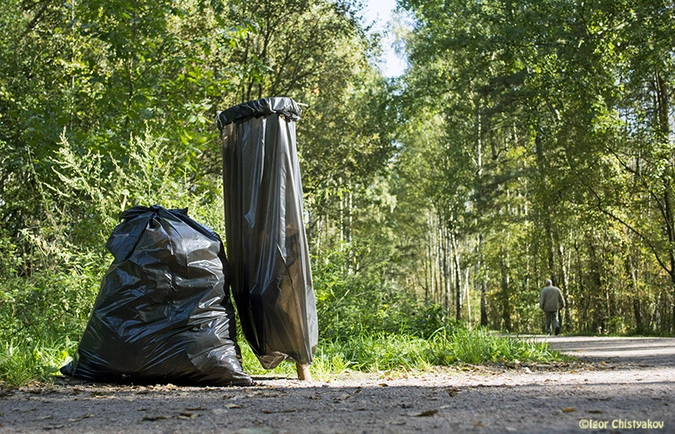 Люли выкидывают мусор сюда