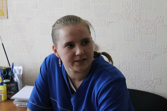 Медсестре Ксюше обидно, что остальные сотрудники бросили стариков.