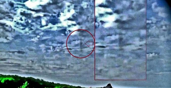 Инверсионный след ракеты класса "воздух-воздух".