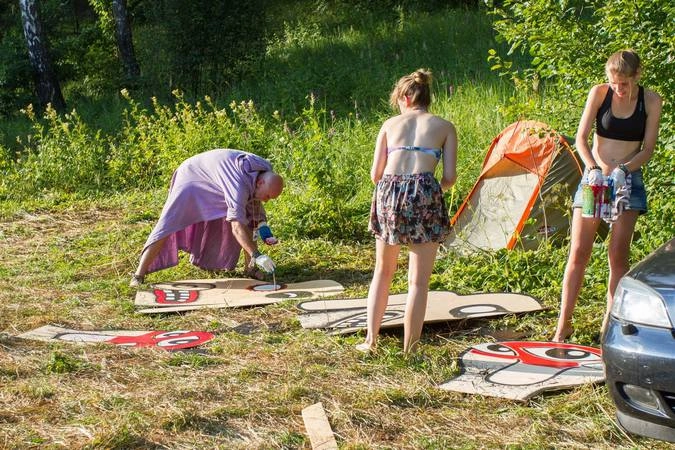 Вот Иван Максимов, рисующий на фанере своих персонажей