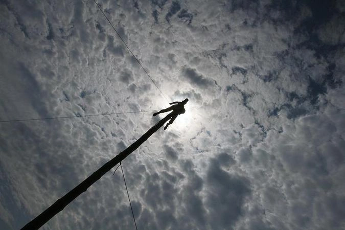 Наши альпинисты за работой по натягиванию экранов