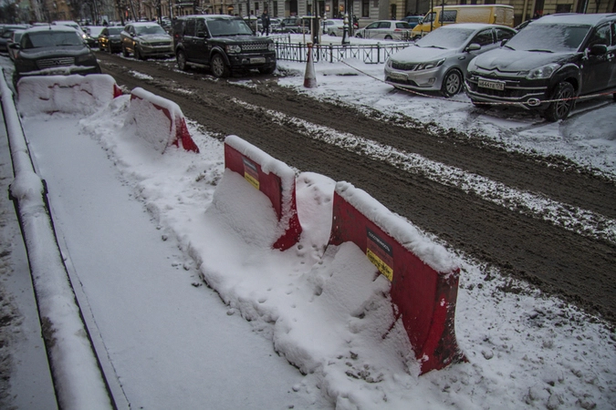 Край проезжей части предназначенный для велосипедистов согласно ПДД. Консульство ФРГ хранит там свои загородки, мешая убирать снег. 