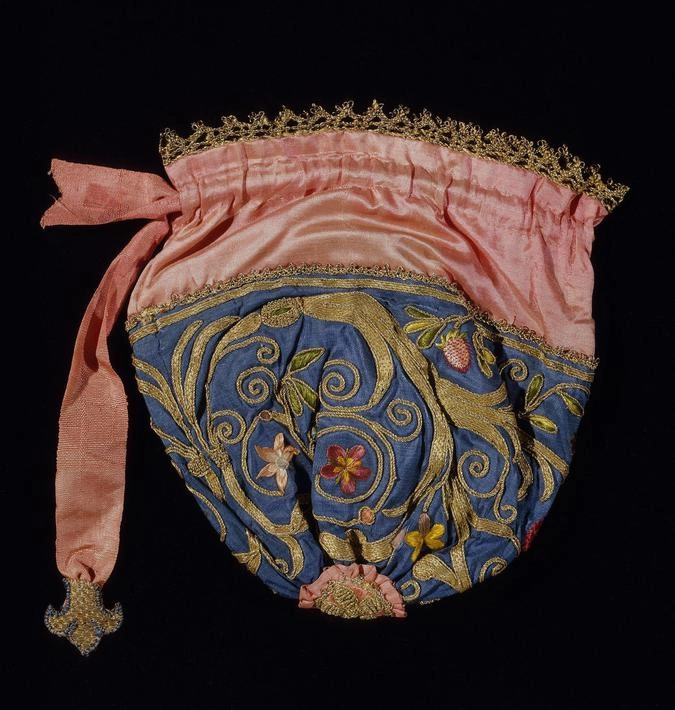 Сумочка с изображением растительного орнамента. Техника: вышивка в технике глади и настила вприкреп. Начало 18 века.