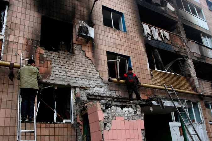 Рабочие устраняют последствия артобстрела украинскими военными одного из жилых домов в Донецке.