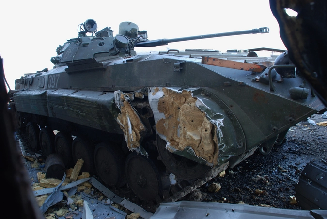 БПМ у здания аэропорта города Донецка.