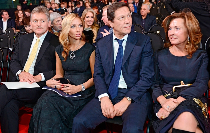 Пресс-секретарь президента РФ Дмитрий Песков, фигуристка Татьяна Навка и президент Олимпийского комитета России, первый заместитель председателя Государственной Думы РФ Александр Жуков с супругой Екатериной на XIII торжественной церемонии вручения Национальной премии в области кинематографии "Золотой орёл".