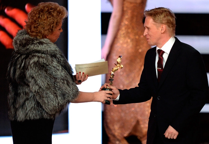 Главный редактор газеты "Культура" Елена Ямпольская вручает приз Олегу Урусову, победившему в номинации "Лучшая работа звукорежиссёра"