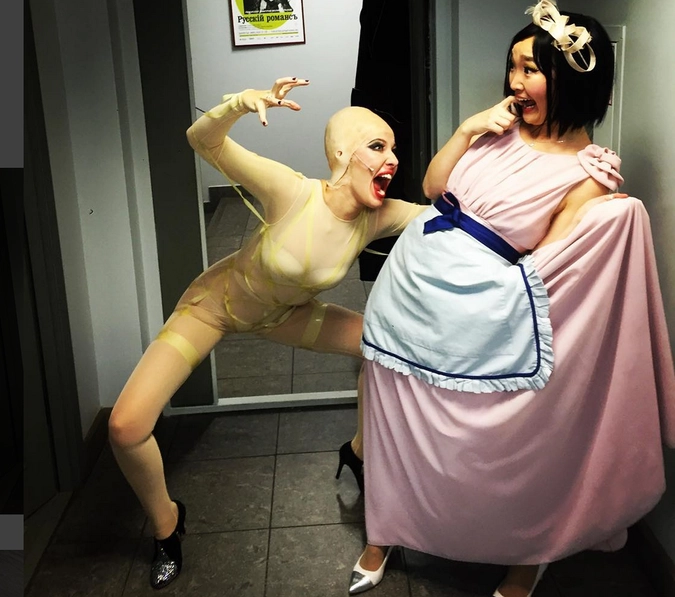 Ксения Собчак (слева)