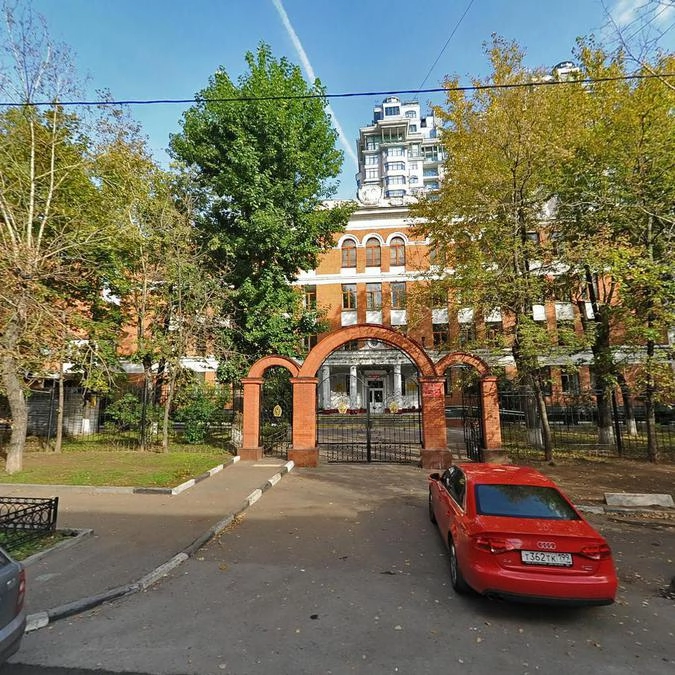 Двор, в котором "уловимые мстители" меняли номера