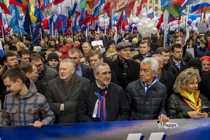 Лидер ЛДПР Владимир Жириновский и Сергей Неверов в главной колонне шествия.