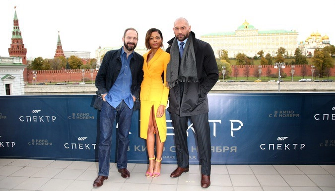 Звезды фильма «007: СПЕКТР» Рэйф Файнс, Наоми Харрис и Дэйв Батиста на фотоколле в Москве