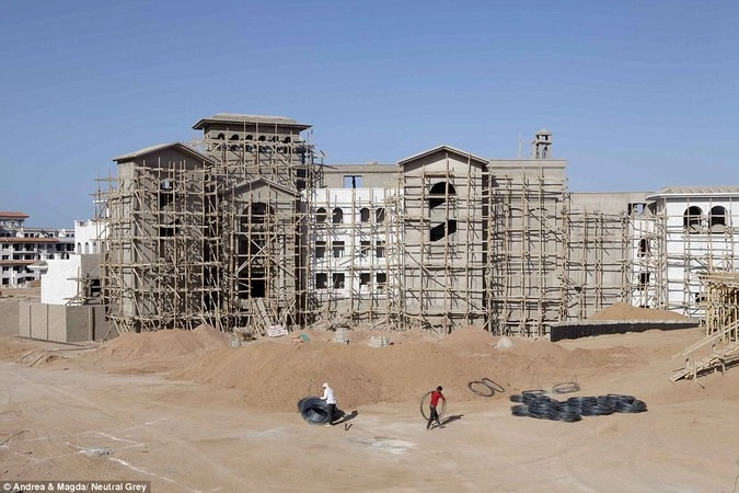 Несмотря на огромное количество пустых зданий, строительство туристической инфраструктуры по-прежнему продолжается в Шарм-эль-Шейхе.  