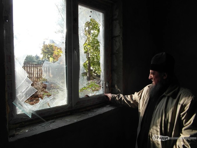  Отец Павел внутри пострадавшего центра