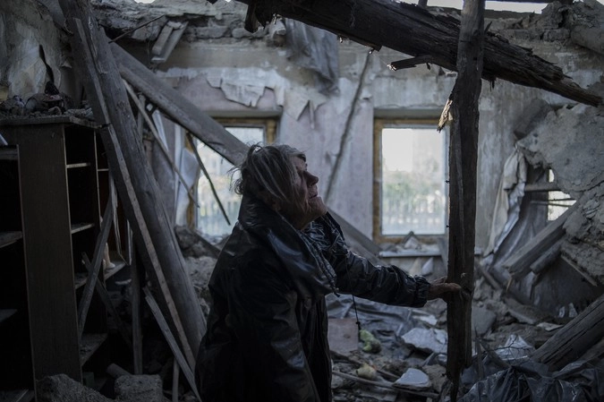 Жительница пострадавшего во время обстрела поселка Старомихайловка Донецкой области Любовь Агольцева (76 лет).
