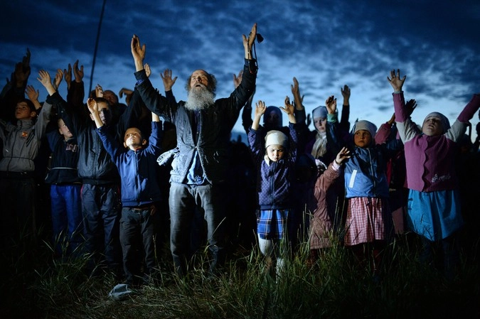 Верующие во время молитвы в деревне Потеряевка Алтайского края.