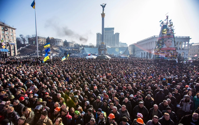 Сторонники радикальной оппозиции во время митинга, ожидающего новостей с внеочередного заседания Верховной Рады Украины.