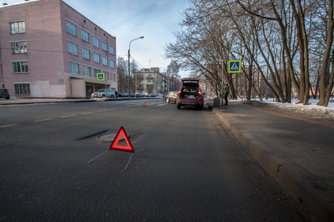 Участники озаботились о соблюдении правил и выставили знаки аварийной остановки