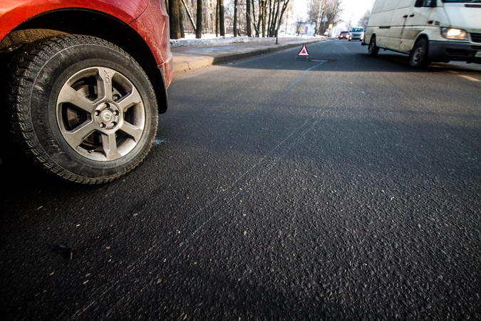 Следы шипов на асфальте при торможении без АБС