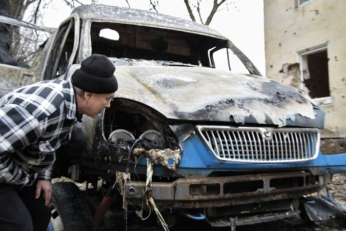Пострадавший в результате обстрела микроавтобус в Ленинском районе города Донецка.