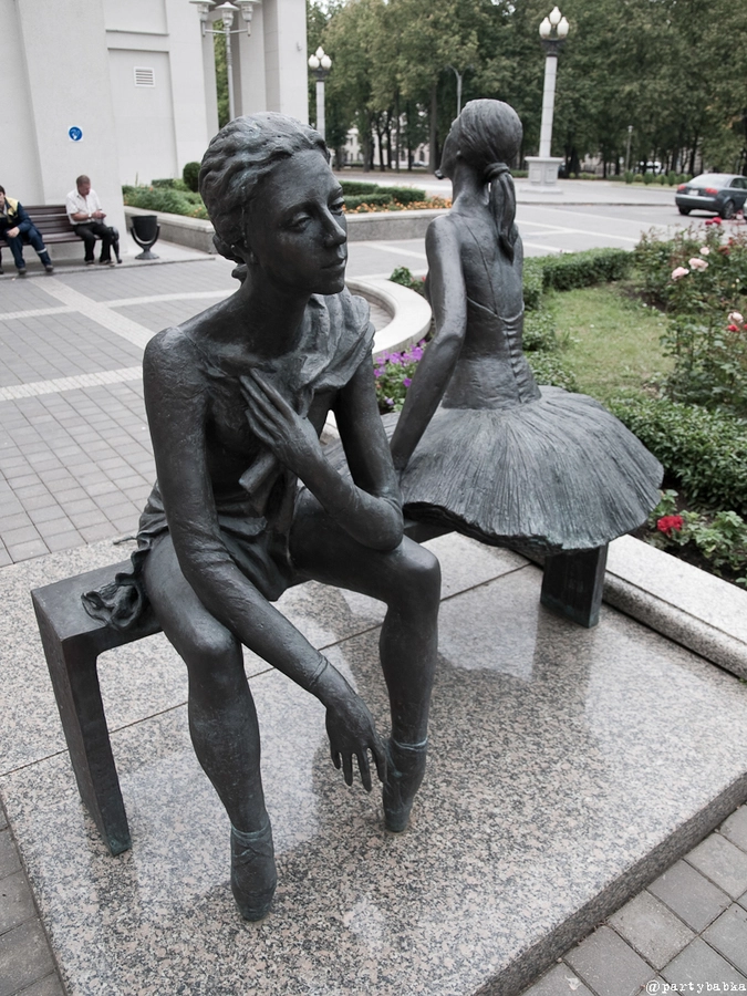 Памятник-аллегория "Переговоры прошли в теплой и дружественной атмосфере"