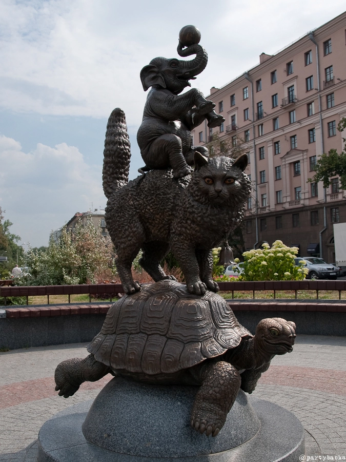 Памятник-аллегория "На переговорах достигнут консенсус"