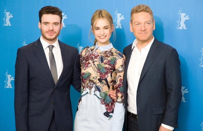 Актёры Ричард Мэдден и Лили Джеймс вместе с режиссёром Кеннетом Браной на фотоколле во время Берлинского кинофестиваля