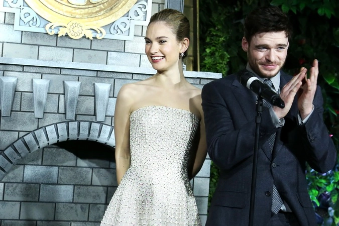 Актриса Лили Джеймс и актёр Ричард Мэдден на московской премьере фильма «Золушка»