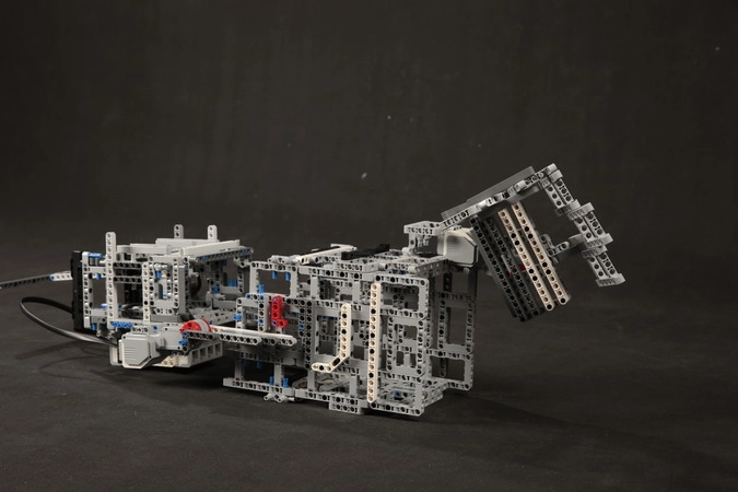 Школьники из Астрахани Руслан Казимов и Михаил Гладышев разработали проект роботизированного тренажёра для реабилитации суставов рук человека. 