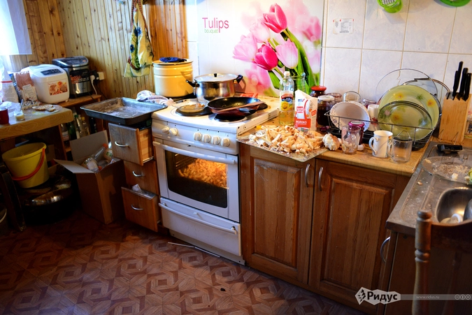 Волонтёр привёз мешок хлеба, пришлось пустить его на сухари. Кухня.