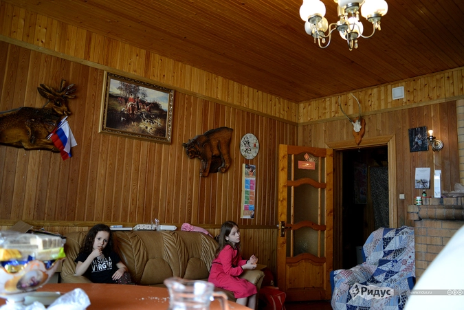 Столовая. Тоня и Влада.