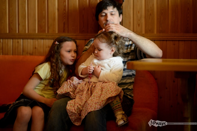 Сергей причёсывает Варю, дочь Саша рядом.