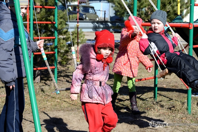 Дети играют возле дома.