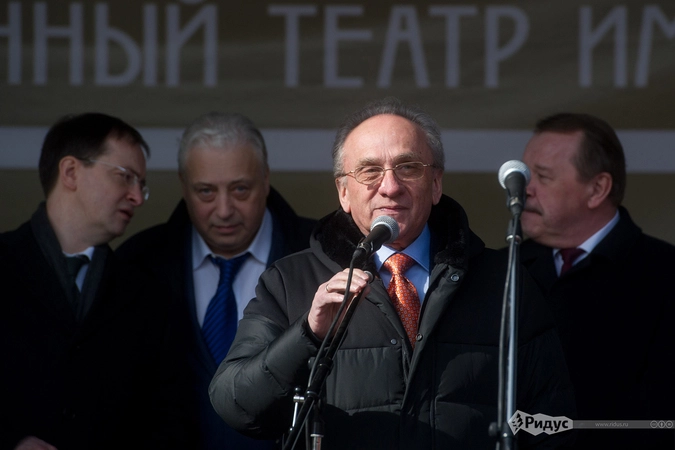 Леонид Печатников на заднем плане (второй слева).