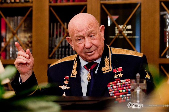 Алексей Леонов