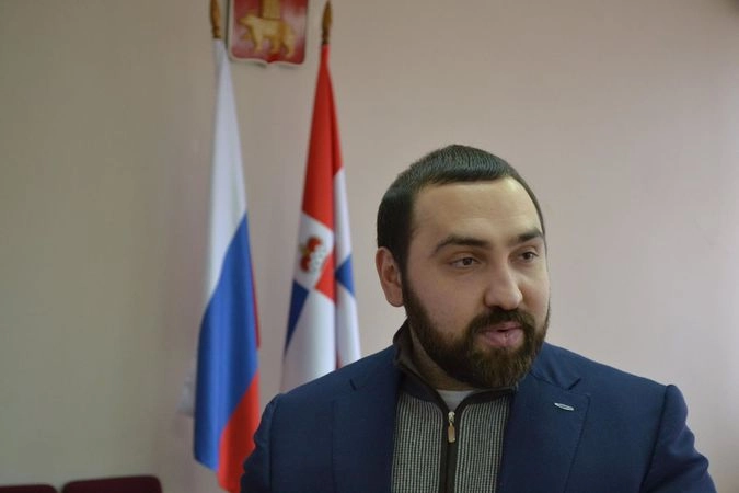 Член ОП РФ, руководитель Федерального проекта «Трезвая Россия» Султан Хамзаев показывает спутницам, каким должен быть ЗОЖ.