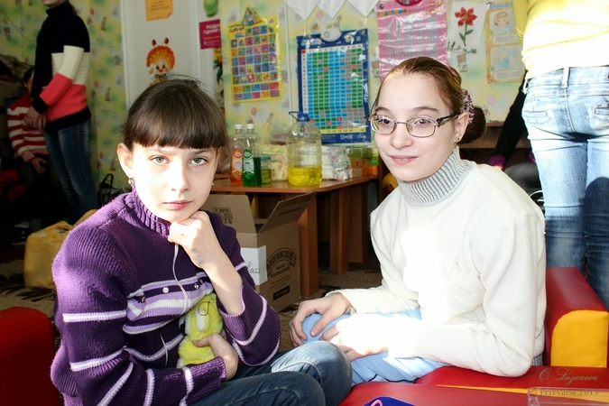 Особенно общительными показались Женя и Полина. Обеим девочкам по 10 лет. Полина говорит, что находится на учёте центра уже около 2 лет, а Женя—не помнит.