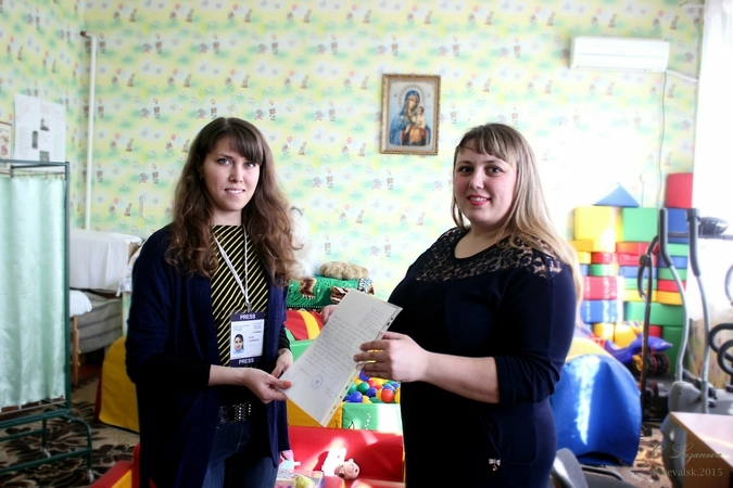 Екатерина Владимировна вручила мне благодарственное письмо от родителей и сотрудников центра