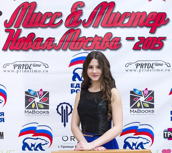 Мне кажется у этой девушки детства не было. Она всё время на сцене: поёт, танцует или вручает призы. Сцена, впрочем, её тоже любит.