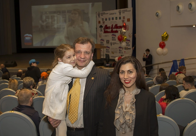 Чемпион мира и 7-кратный чемпион России по карате Александр Саркисов и его персональная группа поддержки. Сидеть в жюри опаснее чем выходить на татами. Там противник один и перед глазами, а тут всё намного опаснее.