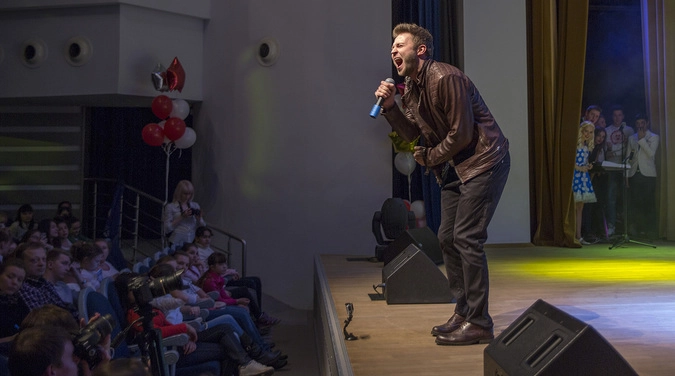 Разогрев перед выходом ведущих.