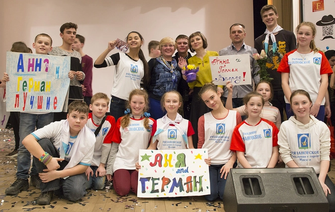 Группа поддержки победителей. Как бы им передать это фото? Может, тут найдут...