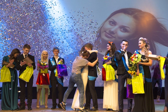 Первые секунды после объявления победителей. Не все проигравшие успели сделать добрые улыбки. А члены команды уже пытаются на радостях задушить победителей в своих объятьях, чтобы запомнились Мисс и Мистер "молодыми и красивыми".