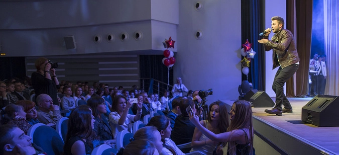 Селфи со звездой на заднем плане. Очень модно!