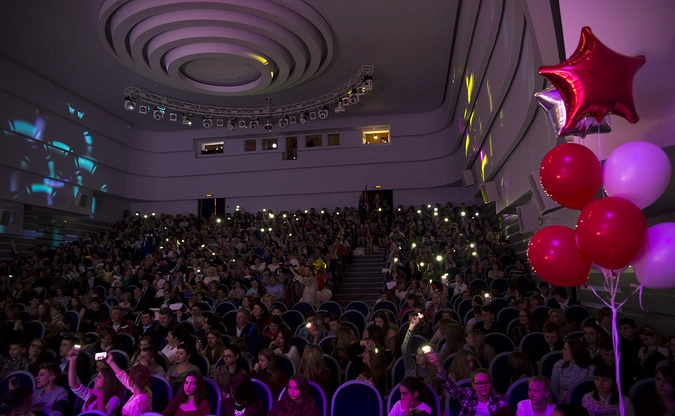 Народ в зале собрался некурящий, но продвинутый. Вместо газовых зажигалок жгли светодиодами смартфонов.