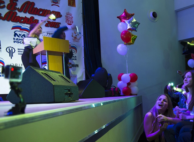 Ведущие не отставали.